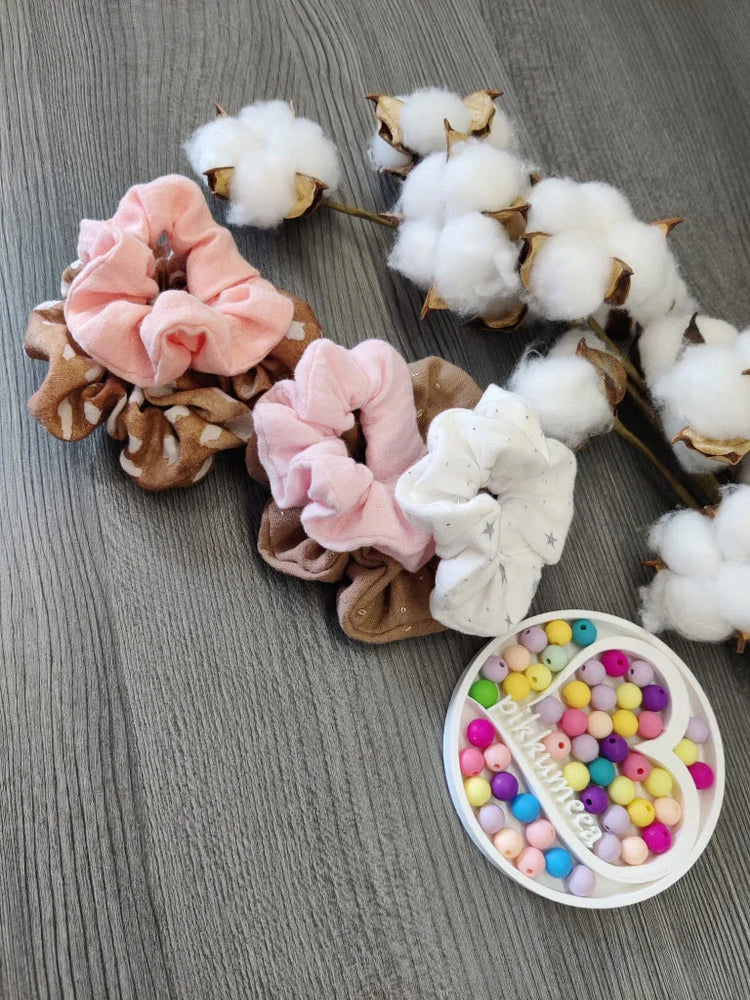 Käsityönä valmistettuja hiusscrunchieita.