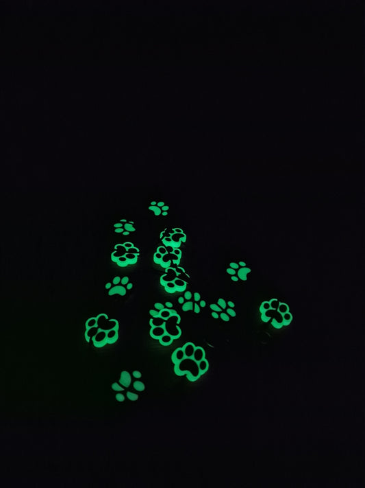 Avainnauha olan yli Pimeässä hohtava tassu