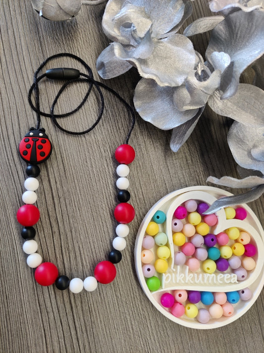 Lasten kaulakoru leppäkerttu (punainen / musta / valkoinen)