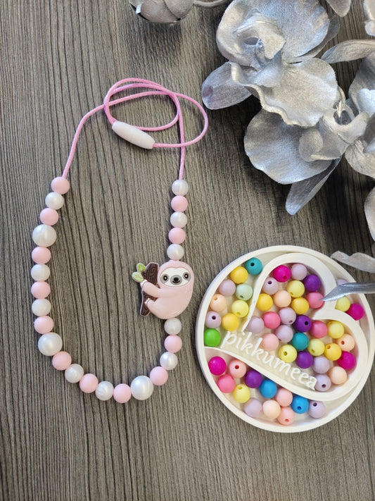 Lasten kaulakoru laiskiainen (helmiäisvalkoinen / vaaleanpunainen)