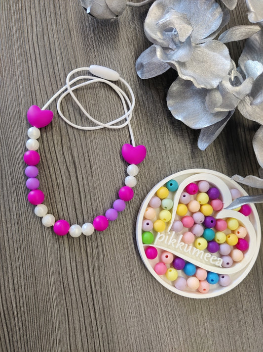 Lasten kaulakoru sydän (fuksia / helmiäisvalkoinen / liila)