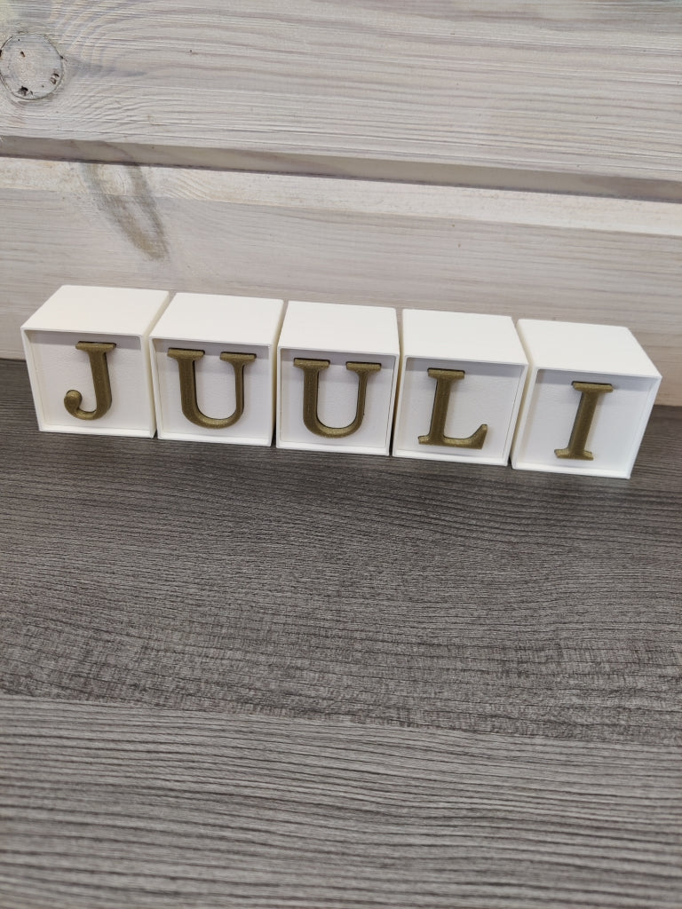 Kirjainkuutiot omilla kirjaimilla