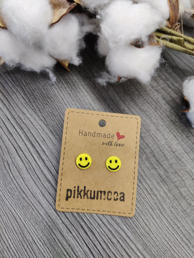 Nappikorvakorut smile