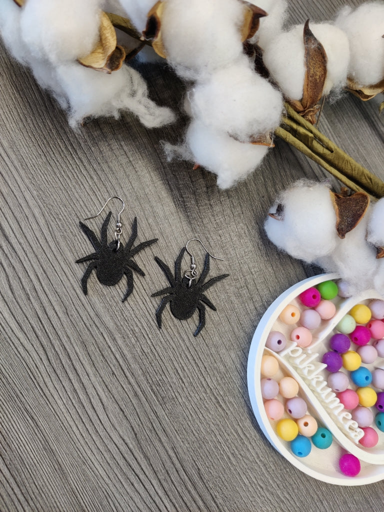 Halloween aiheinen korvakoru, mallina musta hämähäkki.