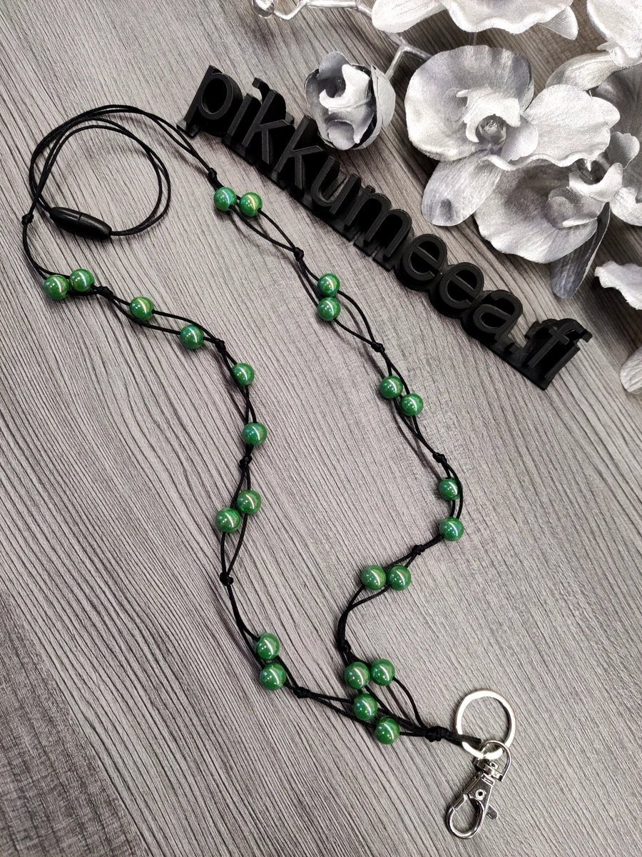 Avainkaulanauha akryylihelmillä 90cm (havu) - pikkumeea