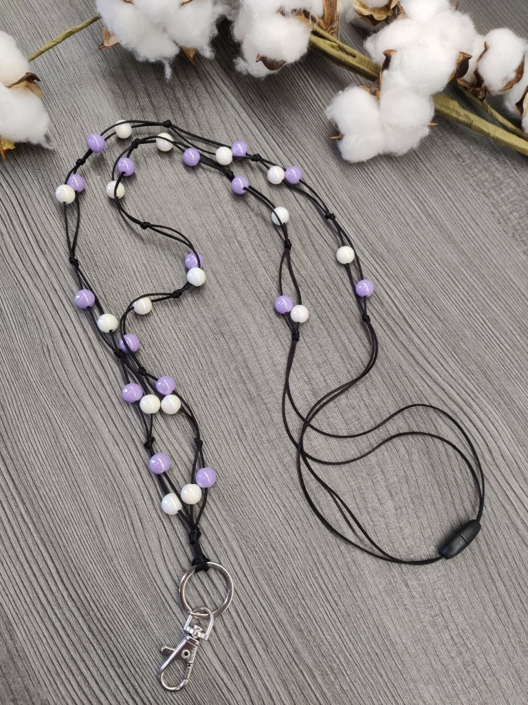 Avainnauha olan yli akryylihelmistä (liila / valkoinen) - pikkumeea