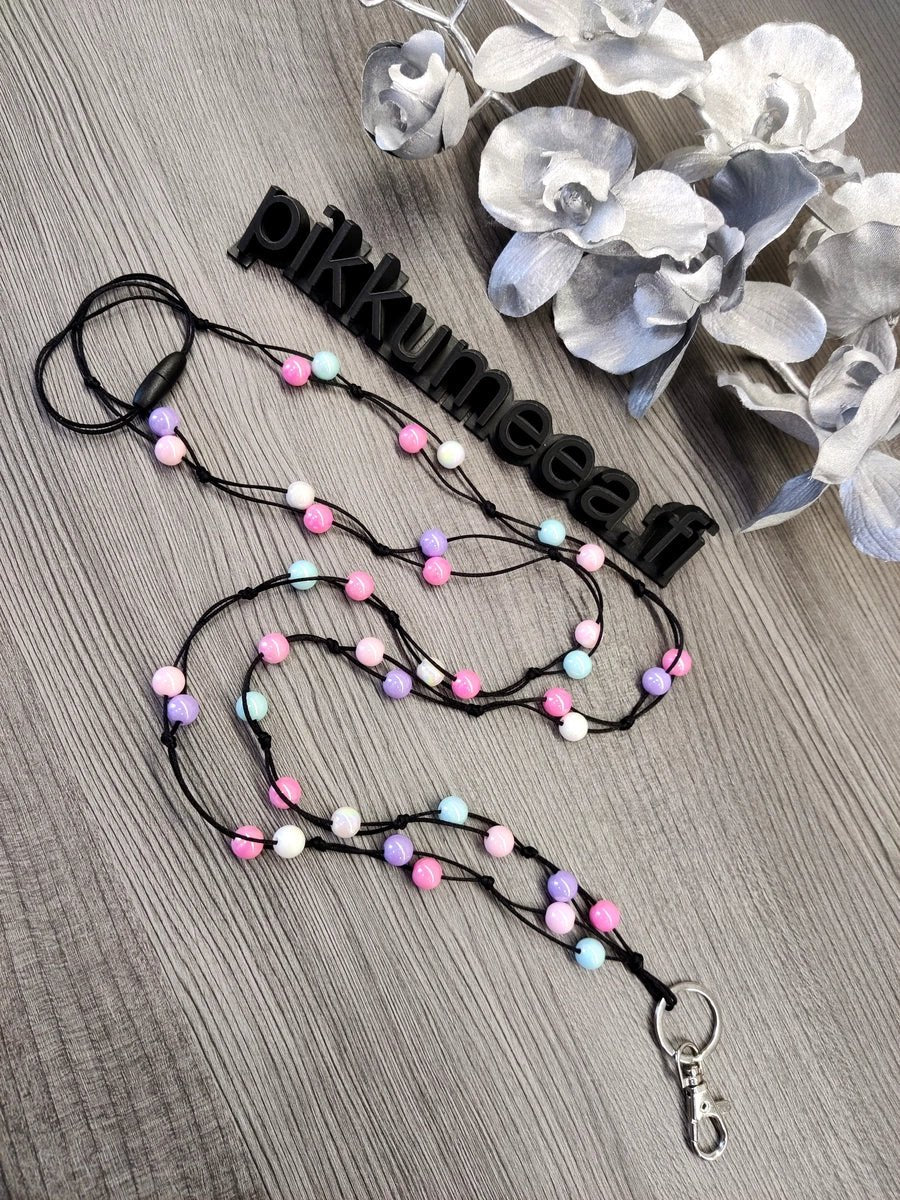 Avainnauha olan yli akryylihelmistä (värikäs) - pikkumeea
