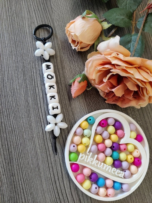 Avaimenperä mökki (eri värejä) - pikkumeea