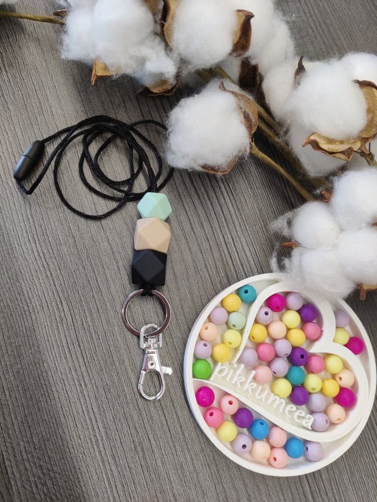 Avainkaulanauha Hexagon 90cm (eri värejä) - pikkumeea