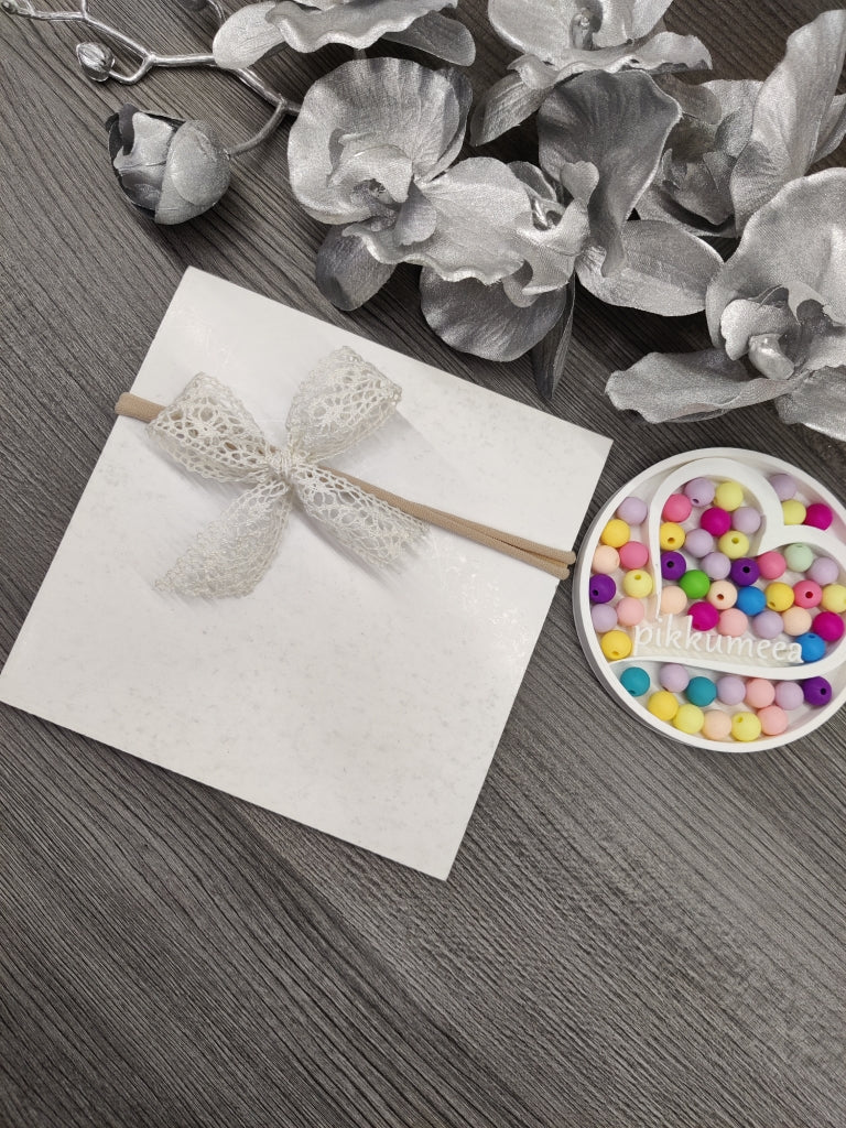 Hiuspanta pitsinauha rusetilla (eri värejä) - pikkumeea