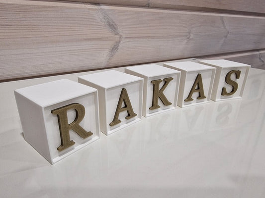 Kirjainkuutiot "RAKAS" (valkoinen / glitter - kulta) - pikkumeea