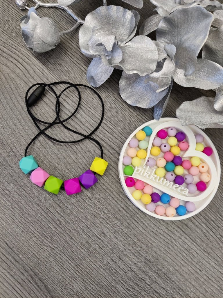 Lasten kaulakoru hexagon (eri värejä) - pikkumeea