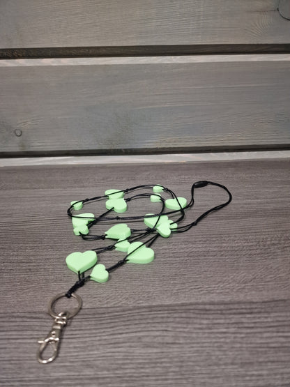 Avainnauha olan yli Pimeässä hohtava sydän