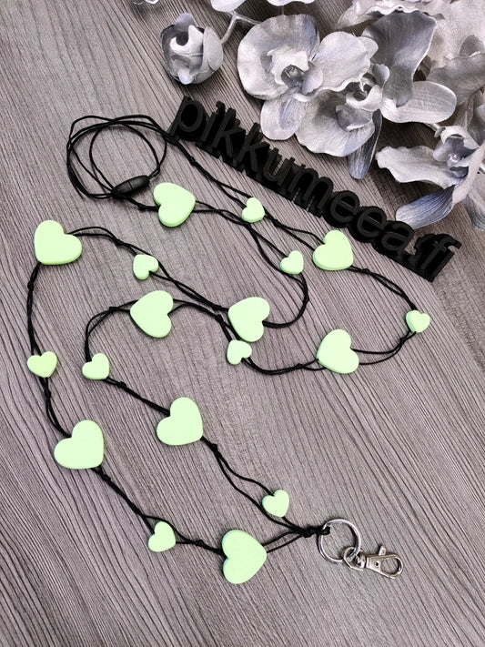 Avainnauha pimeässä hohtavilla sydämmillä