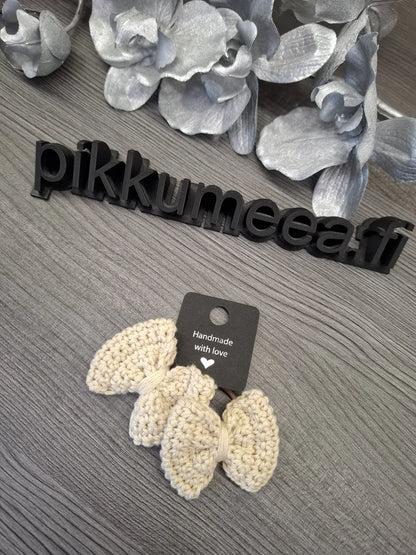 Hiusponnari virkatulla rusetilla beige