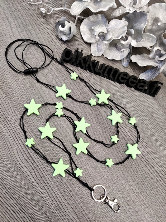 Avainnauha olan yli Pimeässä hohtava tähti