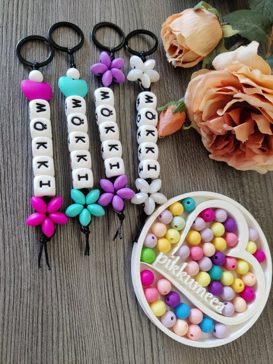 Avaimenperä mökki (eri värejä) - pikkumeea