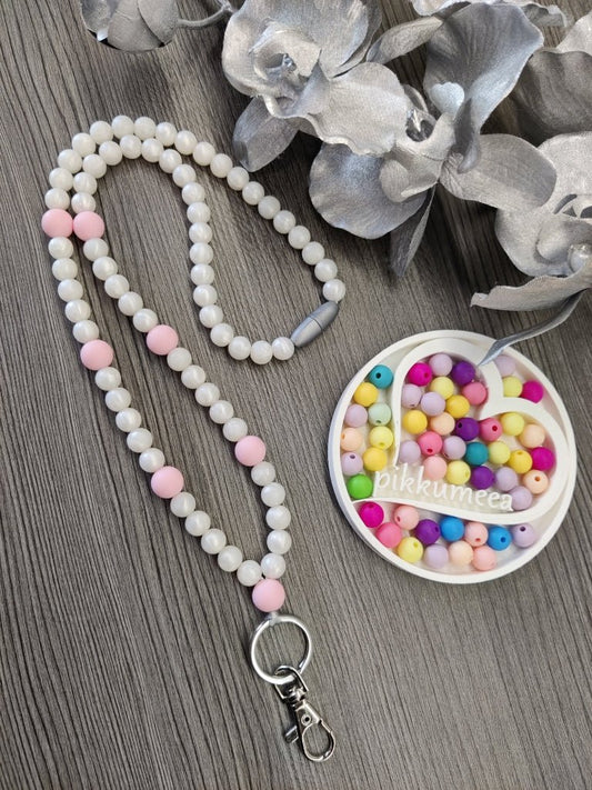 Avainkaulanauha 75cm (helmiäisvalkoinen / vaaleanpunainen) - pikkumeea