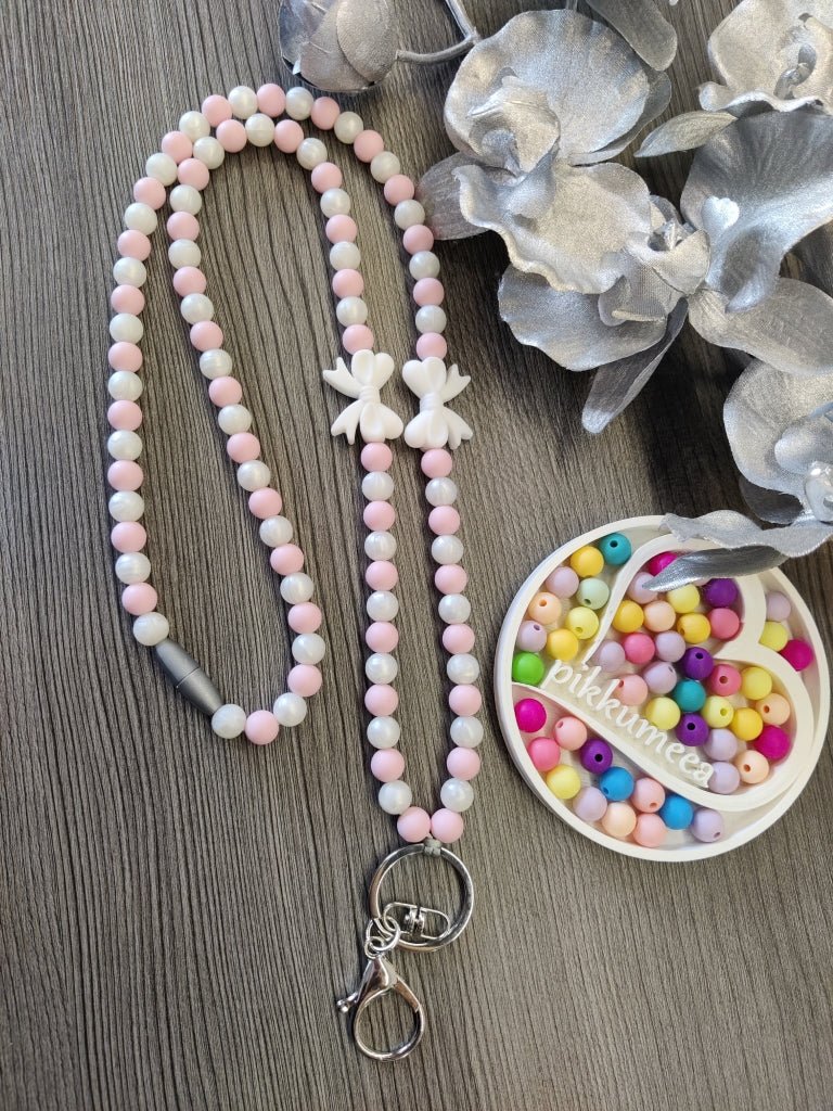 Avainkaulanauha Rusetti 90cm (helmiäisvalkoinen / vaaleanpunainen) - pikkumeea