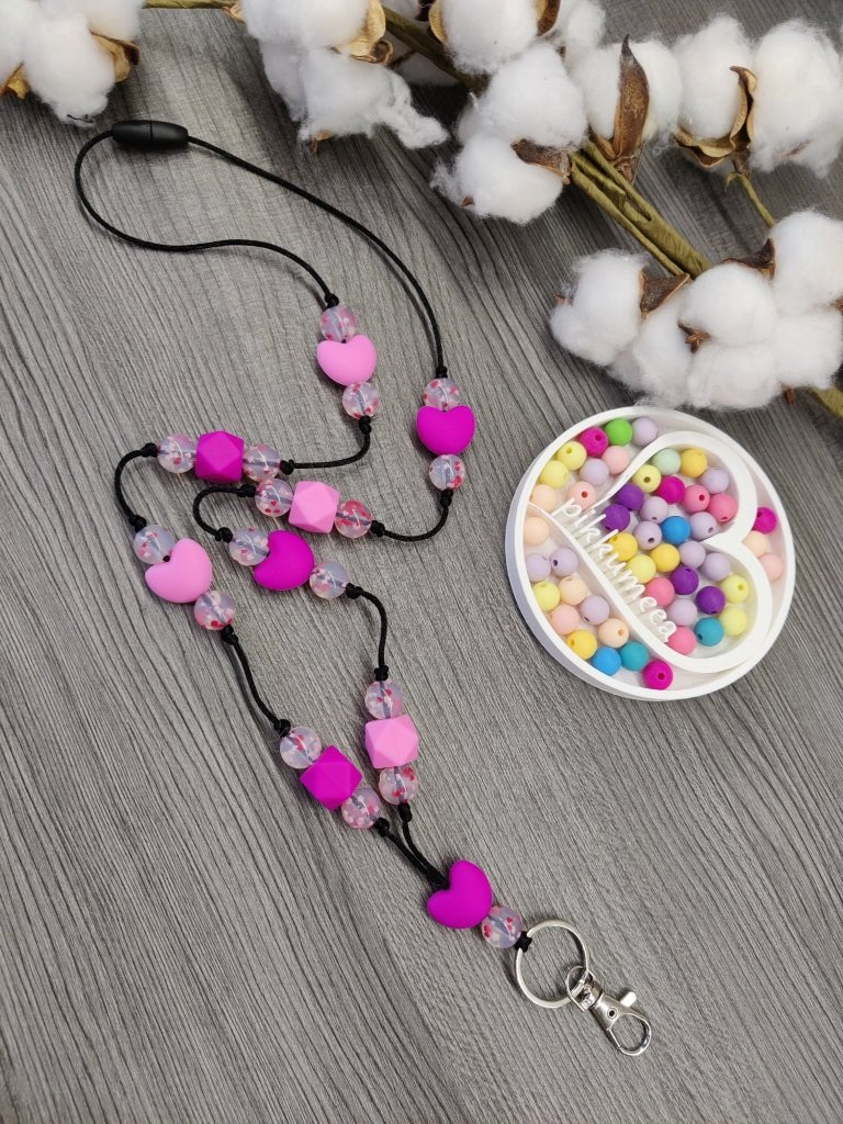 Avainkaulanauha Sydän & Hexagon 90cm (fuksia / pinkki / kirkas helmi sydämillä) - pikkumeea