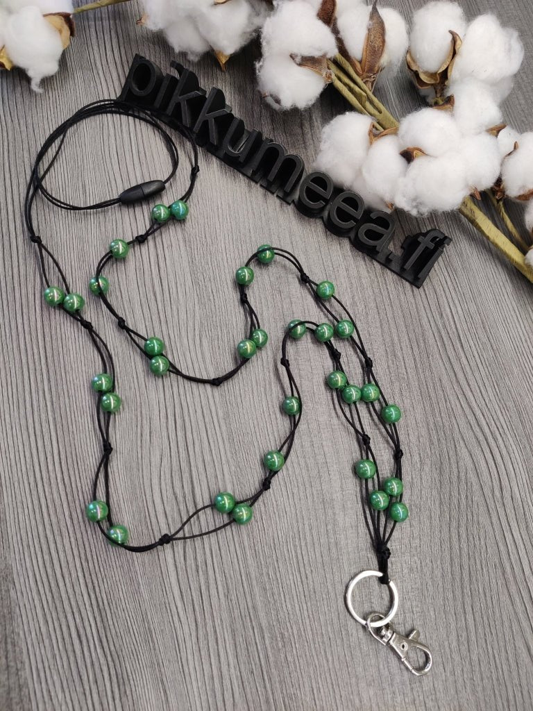 Avainnauha olan yli akryylihelmistä (havu) - pikkumeea