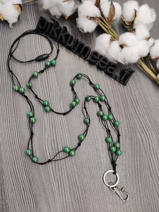 Avainnauha olan yli akryylihelmistä (havu) - pikkumeea
