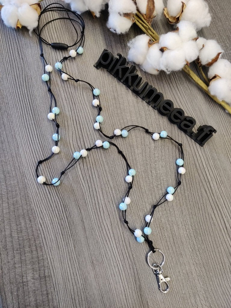 Avainnauha olan yli akryylihelmistä (jäänsininen / valkoinen) - pikkumeea