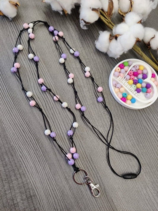 Avainnauha olan yli akryylihelmistä (liila / vaaleanpunainen / valkoinen) - pikkumeea