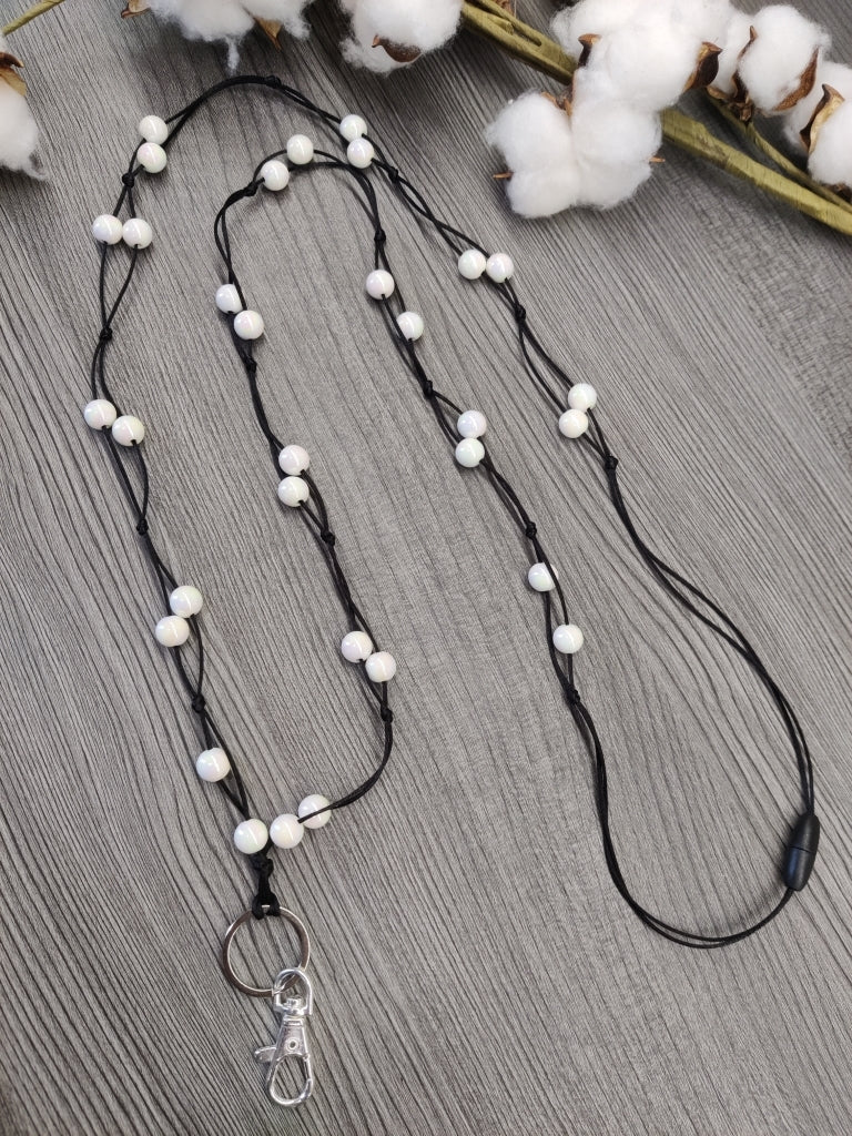Avainnauha olan yli akryylihelmistä (valkoinen) - pikkumeea