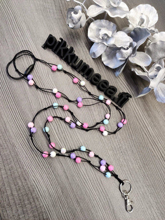Avainnauha olan yli akryylihelmistä (värikäs) - pikkumeea