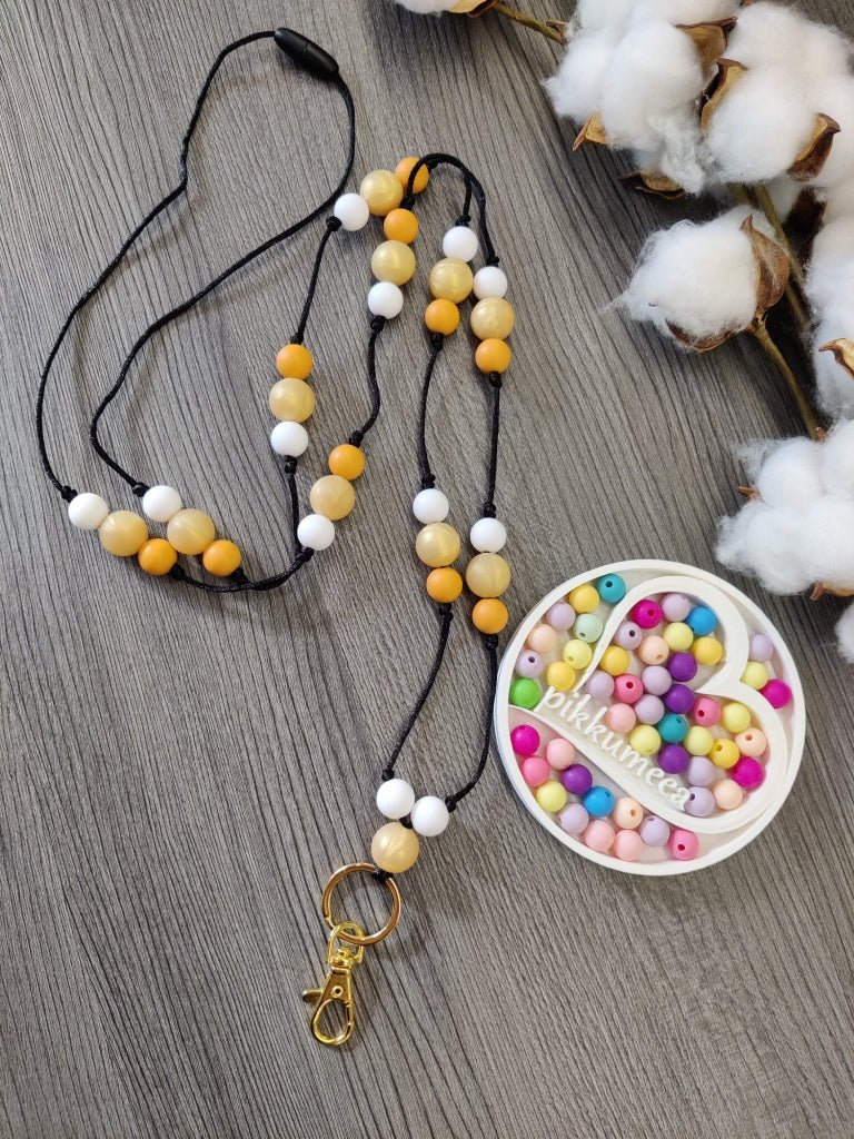 Avainnauha olan yli (helmiäiskulta / valkoinen / mango) - pikkumeea