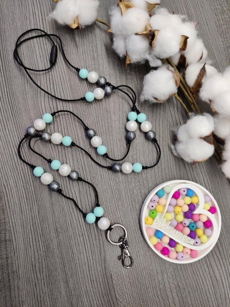 Avainnauha olan yli (helmiäisvalkoinen / vedensininen / hopea) - pikkumeea