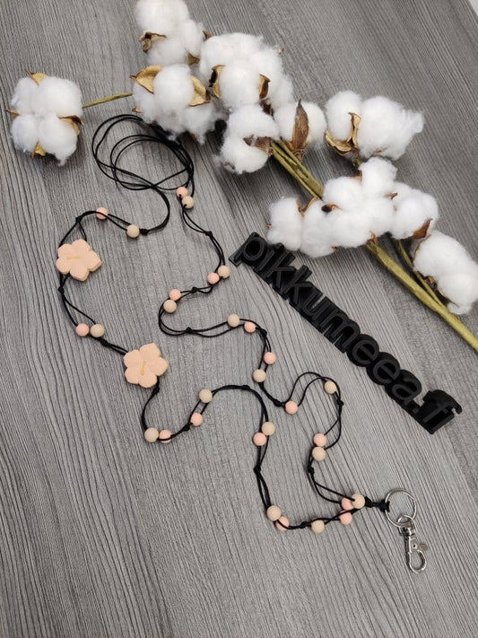 Avainnauha olan yli Kukka (eri värejä) - pikkumeea