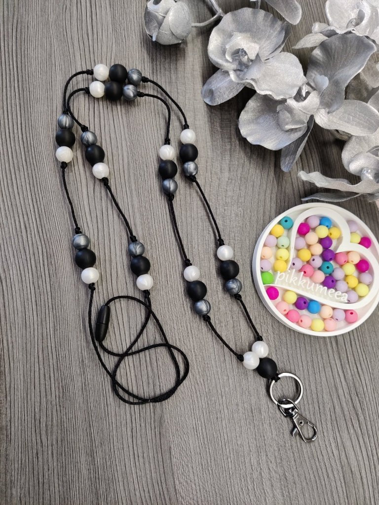 Avainnauha olan yli (musta / hopea / helmiäisvalkoinen) - pikkumeea