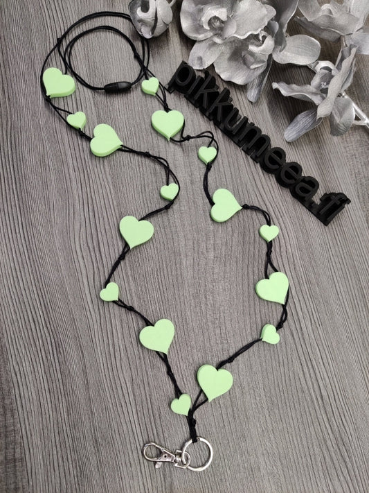 Avainnauha olan yli Pimeässä hohtava sydän - pikkumeea