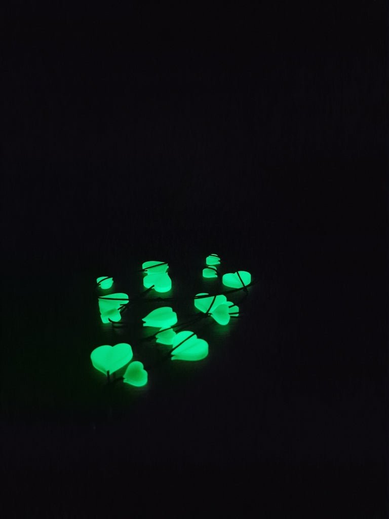 Avainnauha olan yli Pimeässä hohtava sydän - pikkumeea