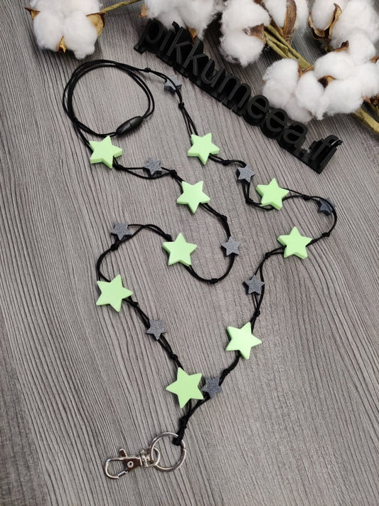 Avainnauha olan yli Pimeässä hohtava tähti - pikkumeea