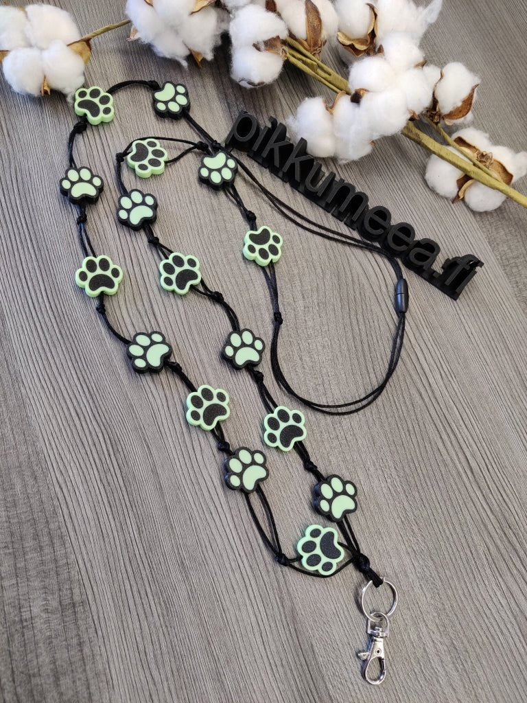 Avainnauha olan yli Pimeässä hohtava tassu - pikkumeea