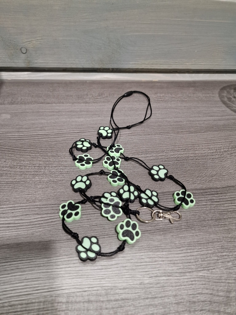 Avainnauha olan yli Pimeässä hohtava tassu - pikkumeea