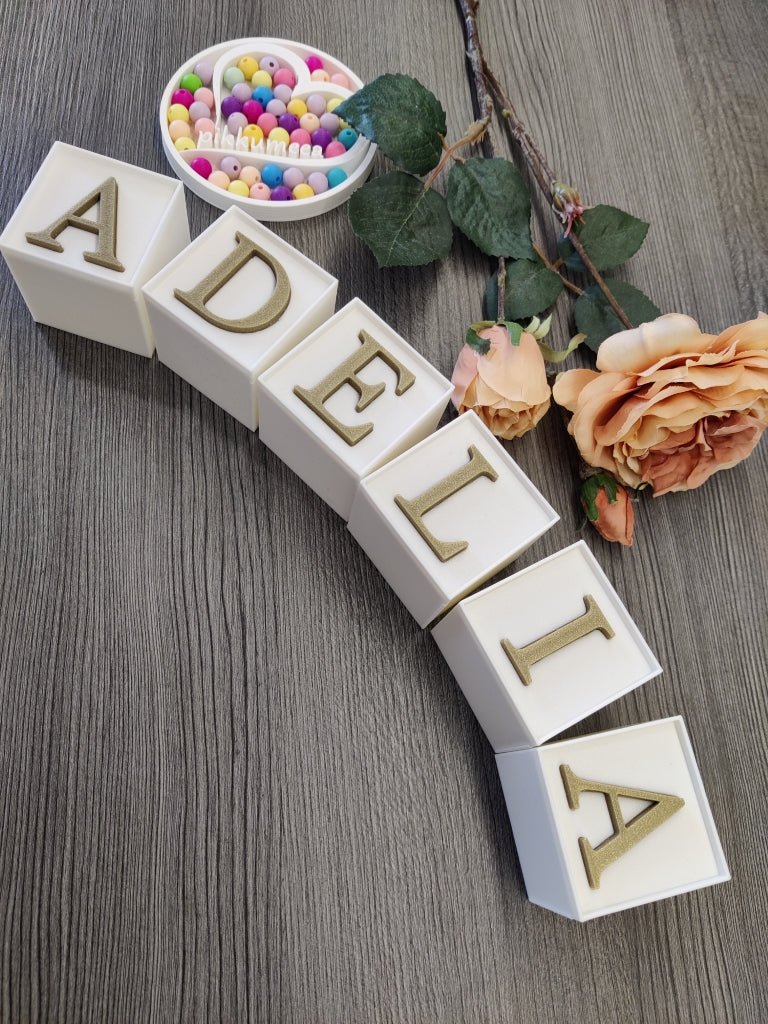 Kirjainkuutiot omilla kirjaimilla - pikkumeea