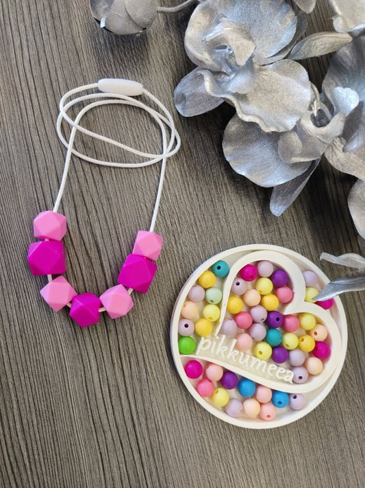 Lasten kaulakoru hexagon (pinkki / fuksia) - pikkumeea