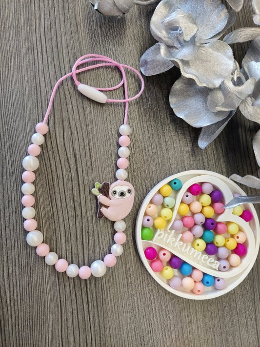 Lasten kaulakoru laiskiainen (helmiäisvalkoinen / vaaleanpunainen) - pikkumeea