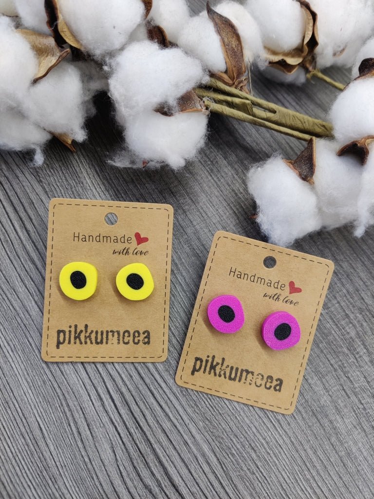 Nappikorvakorut Englannin laku (eri värejä) - pikkumeea