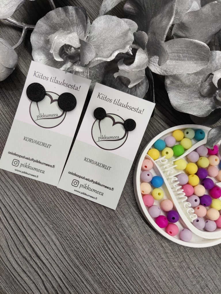 Nappikorvakorut Pyöreä musta (eri malleja) - pikkumeea