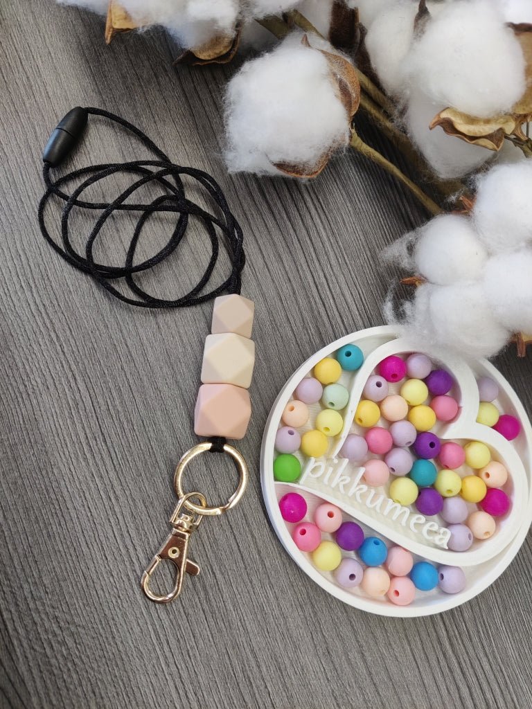 Avainkaulanauha Hexagon 90cm (eri värejä) - pikkumeea