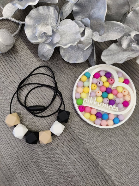 Imetys - /kantokoru (beige / musta / valkoinen) - pikkumeea