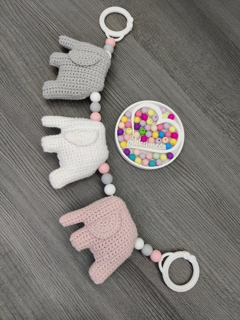 Vaunulelu kolme norsua (eri värejä) 38 - 41 cm - pikkumeea