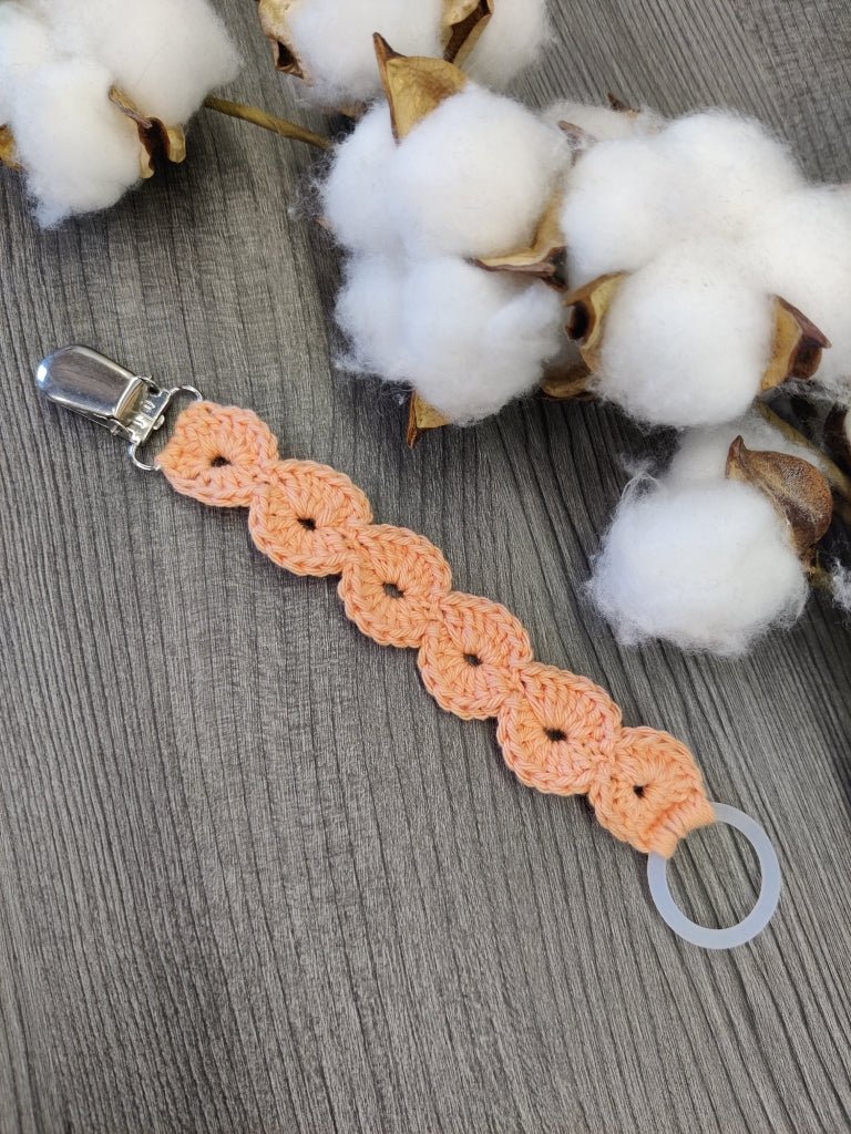 Virkattu tuttinauha (eri värejä) - pikkumeea